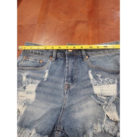 Woman’s Size 3 Almost Famous Cut Off Shorts Well loved - Picture 10 of 12